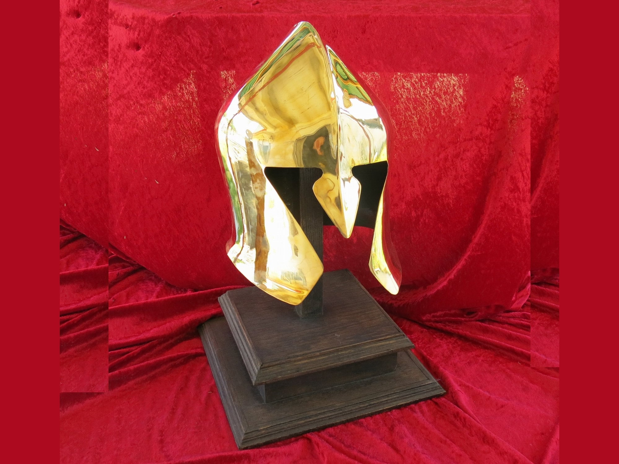 Golden Knights' chrome gold helmets receive mixed reviews, Golden Knights