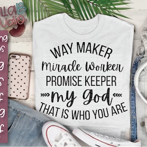 Puede incluir: Camiseta blanca con texto negro que dice "WAY MAKER Miracle Worker PROMISE KEEPER >>>my god<<< THAT IS WHO YOU ARE"