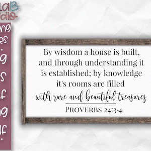 Pode incluir: Uma impressão emoldurada com fundo branco e texto preto. O texto diz "Por sabedoria se constrói uma casa, e por inteligência se firma; por conhecimento se enchem os seus aposentos de tesouros preciosos e magníficos. Provérbios 24:3-4".