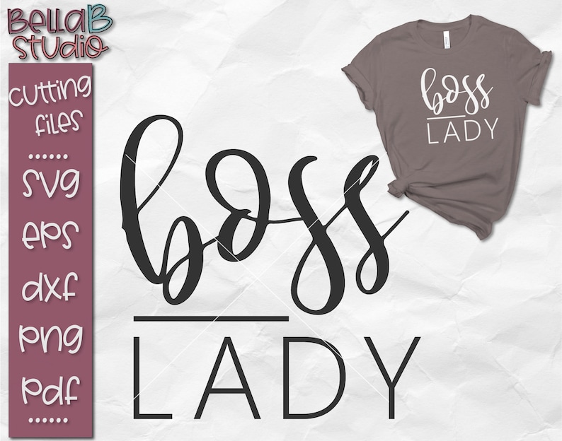 以下が含まれることがあります： 白い背景に、黒い文字で「boss lady」と書いてあります。文字は黒い線で区切られています。背景には、同じ文字が白で書かれた灰色のTシャツが表示されています。
