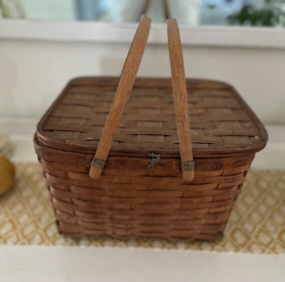 Vintage Wicker Pie Basket with Handles Gem