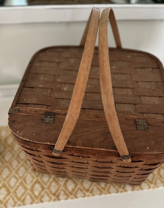 Vintage Wicker Pie Basket with Handles Gem