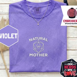 Camiseta bordada "Nerdy Mom", Comfort Colors 1717 Shirt, regalo de dados d20 para D&D para el Día de la Madre.