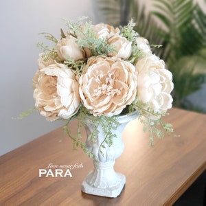 Centro de mesa de peonía con tacto real/Flores artificiales/Flores artificiales de lujo_Peonía color crema con vegetación delicada en un jarrón de urna rústico