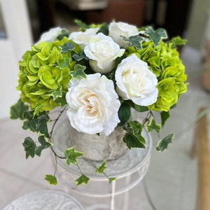 Centrotavola con ortensia verde e rosa bianca Real Touch in vaso effetto legno di betulla / Composizione floreale di lusso con fiori finti/seta