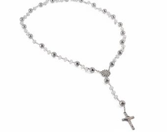 Elegante collar de rosario de acrílico con cuentas de oración de cristal.