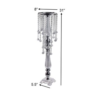 Puede incluir: Un soporte alto de metal plateado para centros de mesa con base cuadrada y columna central adornada con cuentas de acr&iacute;lico transparente tipo cristal. El soporte mide 31 pulgadas de alto, con un di&aacute;metro superior de 8 pulgadas y una base de 5,5 pulgadas.