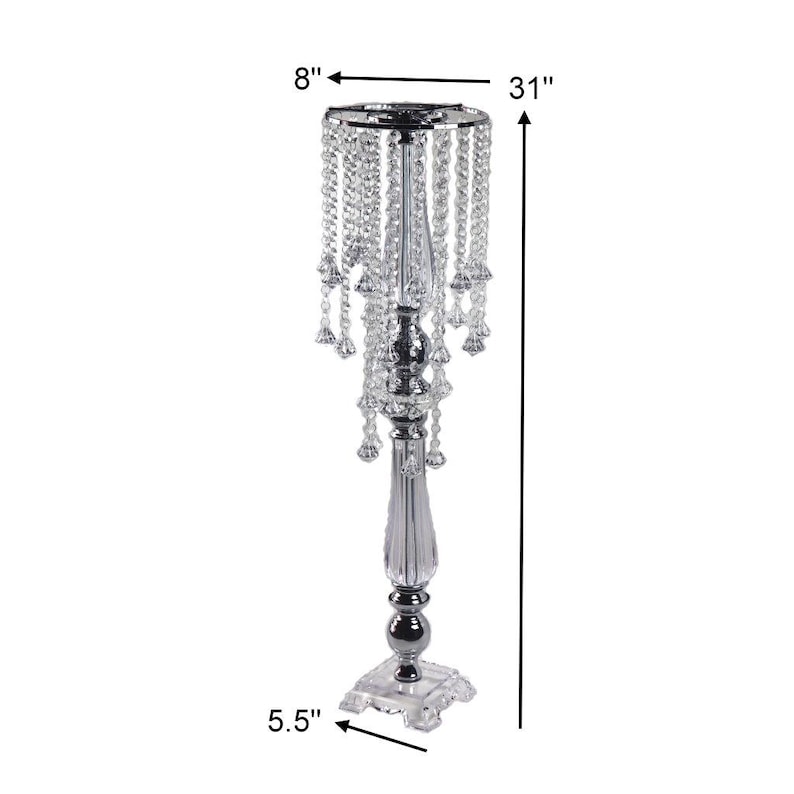 Puede incluir: Un soporte alto de metal plateado para centros de mesa con base cuadrada y columna central adornada con cuentas de acr&iacute;lico transparente tipo cristal. El soporte mide 31 pulgadas de alto, con un di&aacute;metro superior de 8 pulgadas y una base de 5,5 pulgadas.