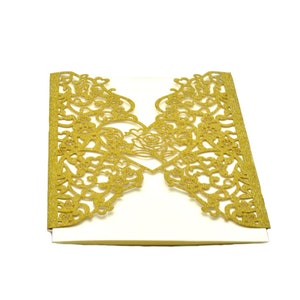 Convites de casamento com corações cortados a laser.