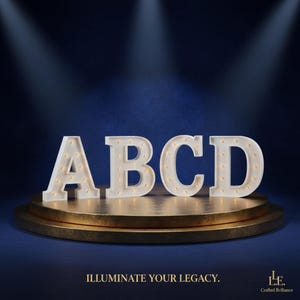 Puede incluir: Cuatro letras blancas de estilo marquesina A, B, C y D, cada una con pequeñas luces integradas de tonos cálidos. Las letras están dispuestas en fila sobre una plataforma circular de tono dorado. El texto "ILLUMINATE YOUR LEGACY." aparece en la parte inferior.