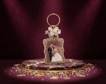 Llavero de recuerdo para la boda de los novios • Regalo para despedida de soltera con marco dorado