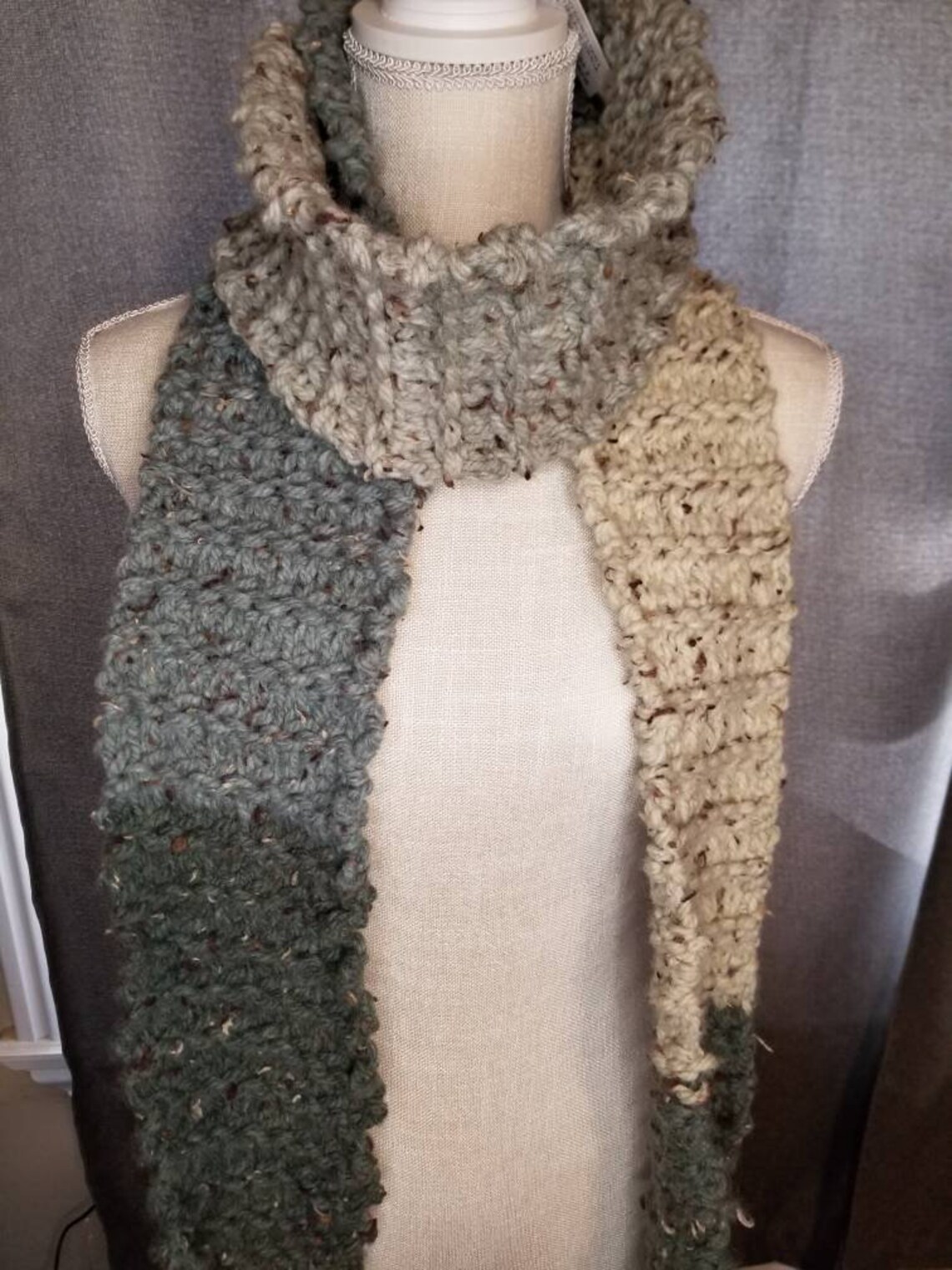 Handmade Knit scarf in green and greys Etsy.de