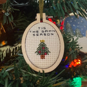 dit is het verdomde seizoen kruissteekornament | Taylor Swift, Evermore, Folklore, Kerstmis, Feestdagen, Handgemaakt, Swiftie-cadeau