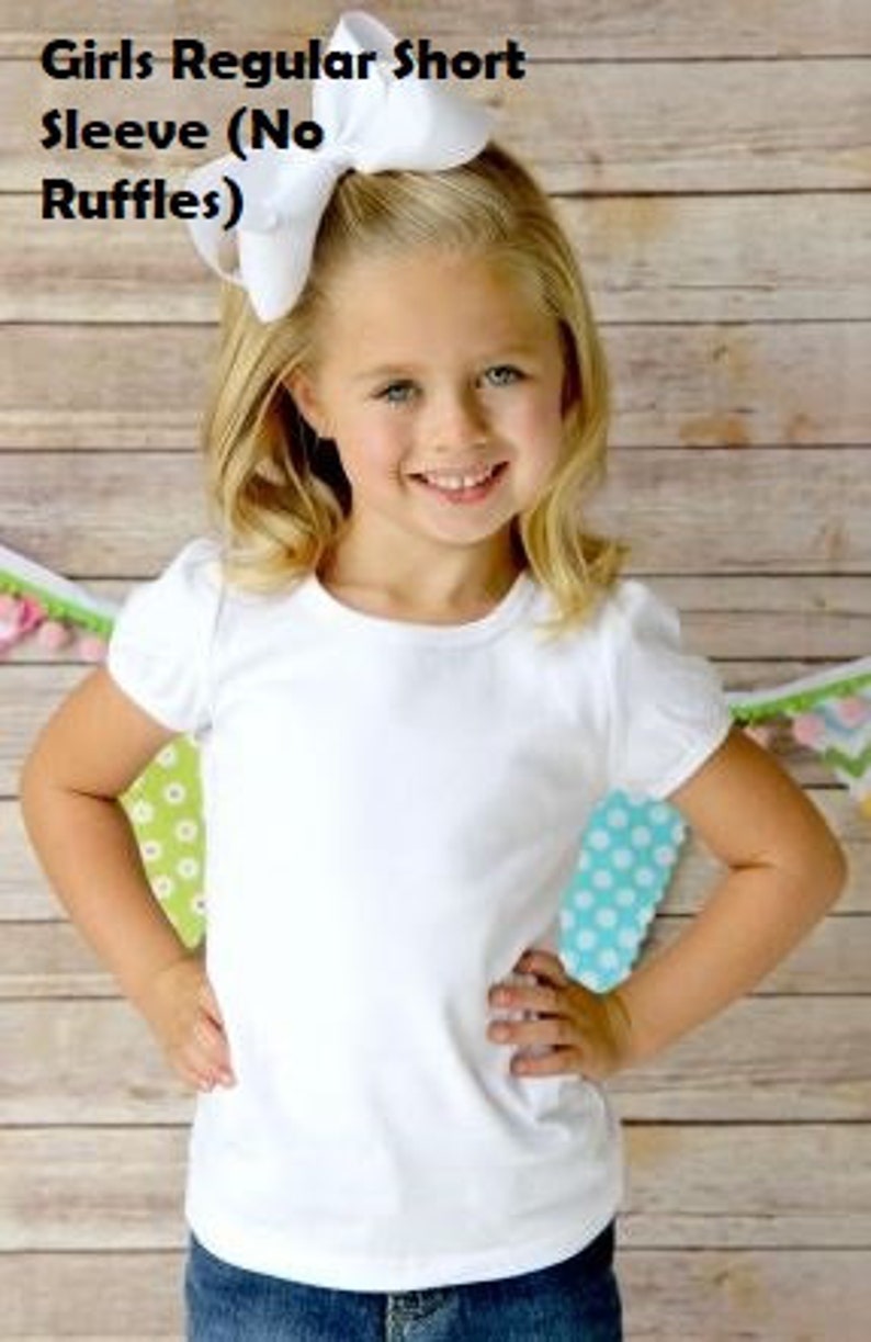 Peut inclure: T-shirt blanche &agrave; manches courtes avec un design simple et classique. Le t-shirt est fait d'un tissu doux et confortable et a une coupe d&eacute;contract&eacute;e.  Girls Regular Short Sleeve (No Ruffles)