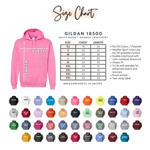 Puede incluir: Una sudadera con capucha rosa Gildan 18500 Heavy Blend con una tabla de tallas. La tabla enumera las medidas de pecho y largo en pulgadas para las tallas XS a 5XL. La imagen tambi&eacute;n muestra una variedad de colores de sudaderas.