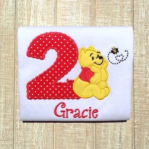 Camiseta o body bordado de cumpleaños de Pooh