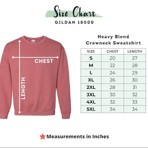 Puede incluir: Una sudadera roja de cuello redondo con una tabla de tallas. La tabla muestra las medidas de pecho y largo en pulgadas para las tallas S a 5XL. El texto "Measurements in Inches" est&aacute; en la parte inferior.