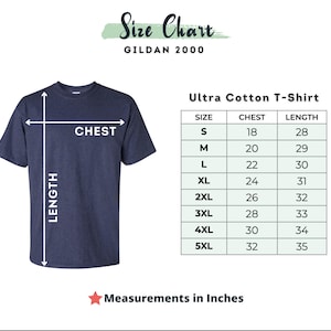 Puede incluir: Una camiseta Ultra Cotton azul marino con una tabla de tallas. La tabla muestra las medidas de pecho y largo en pulgadas para las tallas S a 5XL. El texto "Measurements in Inches" est&aacute; debajo.