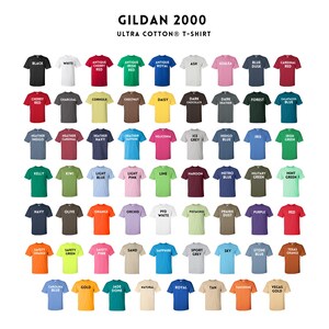 Puede incluir: Una exhibici&oacute;n de camisetas Gildan 2000 Ultra Cotton en varios colores, incluyendo negro, blanco, rojo, azul y verde. Las camisetas est&aacute;n dispuestas en filas, mostrando la amplia gama de tonos disponibles y el logotipo de la marca.