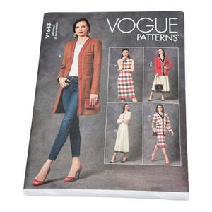 Könnte beinhalten: Vogue Patterns V1643 Schnittmusterumschlag mit einer braunen Longjacke mit rotem Besatz, blauen Jeans und roten Absätzen. Das Cover zeigt vier weitere Kleidungsstücke, darunter karierte Kleider, eine rote Jacke und einen Faltenrock.