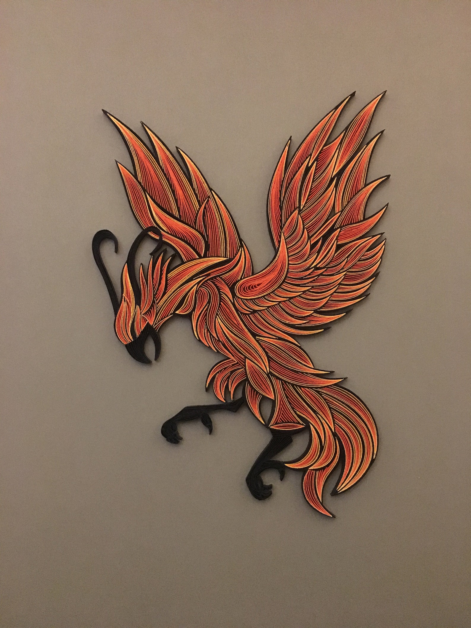 Квиллинг дракон схема. Барельеф птица Феникс. Птица Феникс квиллинг. Феникс в технике квиллинг. Дракон из квиллинга.