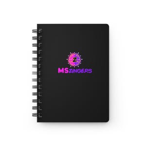 以下が含まれることがあります： 紫とピンクの「MSZINGERS」の文字が入った黒いスパイラル綴じノート。ノートには、中央に「Z」が付いたカラフルな脳のグラフィックが描かれています。ノートは標準サイズです。