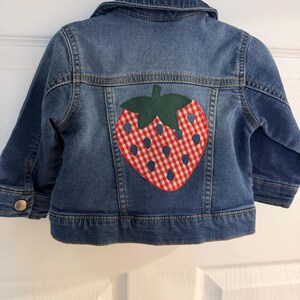 Chaqueta vaquera para niña de 12 meses con apliques reciclados de fresas.