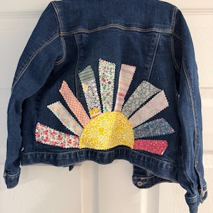 Bambina 5T, sole Giacca di jeans in denim riciclato con applicazioni