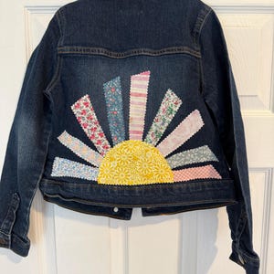 Giacca di jeans in denim riciclato per bambine di 7-8 anni con applicazioni patchwork a raggiera.