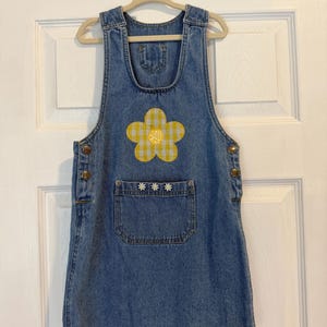 Jardineira jeans infantil tamanho 2T com estampa de coelhinho da Páscoa reciclado e patchwork xadrez rosa.