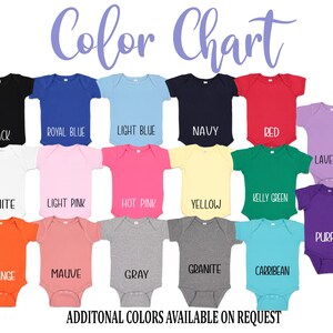 Op de afbeelding: Kleurenkaart met 16 verschillende kleuren voor baby-rompers. De kleuren zijn: zwart, koninklijkblauw, lichtblauw, marineblauw, rood, lavendel, wit, lichtroze, roze, geel, groen, paars, oranje, mauve, grijs en caribisch blauw.