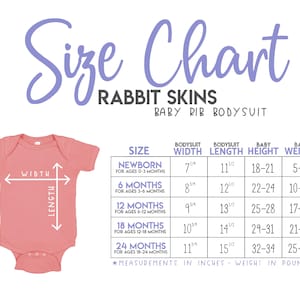 Op de afbeelding: Maattabel voor een baby rib-body van Rabbit Skins. De tabel toont de breedte en lengte van het body in inches, evenals de lengte en het gewicht van de baby in inches en ponden voor verschillende leeftijden.