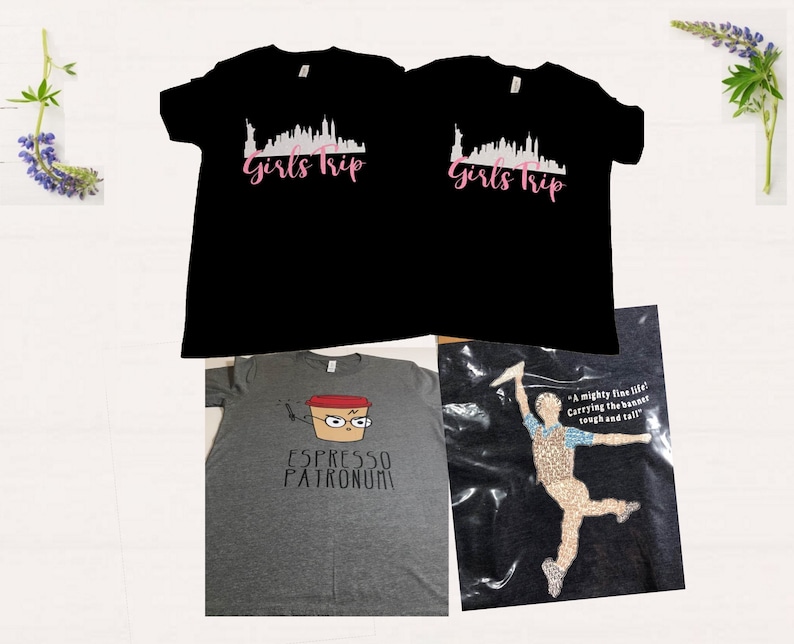 Puede incluir: Tres camisetas con diferentes dise&ntilde;os. Las dos primeras son negras con un horizonte de ciudad blanco y el texto "Girls Trip" en rosa. La tercera es gris con una taza de caf&eacute; de dibujos animados con una cara y el texto "Espresso Patronum".