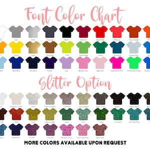 Op de afbeelding: Een kleurenkaart met verschillende letterkleuren en glitteropties voor aangepaste kleding. De kaart toont een verscheidenheid aan kleuren, waaronder wit, grijs, zilver, antraciet, zwart, donkerrood, rood, hibiscus, Texas oranje, oranje, zon, citroen, goud, chocolade, limoen, groene appel, groen, turquoise, poederblauw, hemelsblauw, lichtblauw, koninklijkblauw, donkerblauw, paars, lila, kauwgom, lichtroze, fluorescerend roze, fluorescerend groen, fluorescerend blauw, wit, regenboogwit, zilver, zilver confetti, confetti, champagne, zwart zilver, zwart, galaxy zwart, zwart koud, bordeauxrood, rood, goud, goud confetti, jade, mint, gras, smaragd, zeemeerminblauw, aqua, donkerblauw, koninklijkblauw, paars, lavendel, regenboog pruim, flamingo roze en roosgoud. De kaart bevat ook de tekst "Font Color Chart" en "Glitter Option".