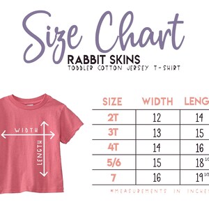 Op de afbeelding: Maattabel voor katoenen jersey t-shirts voor peuters van Rabbit Skins. De tabel toont maten 2T tot en met 7 met de bijbehorende breedte- en lengtemaat in inches.