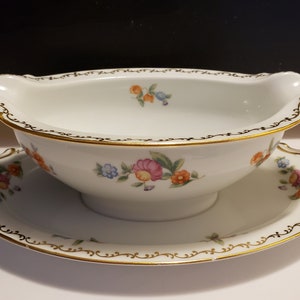 Vintage Nortake Occupied Japan, One Piece Floral Gravy Boat With Drip Plate