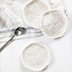 Crochet Place mats and table runner pattern "A Dozen Pretty Placemats" 