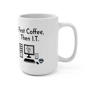 以下が含まれることがあります： 「First Coffee, Then I.T.」の文字と、コンピューター、サーバー、電話、マウス、コーヒーカップの白黒イラストが描かれた白いセラミックマグ。マグには大きなハンドルが付いています。