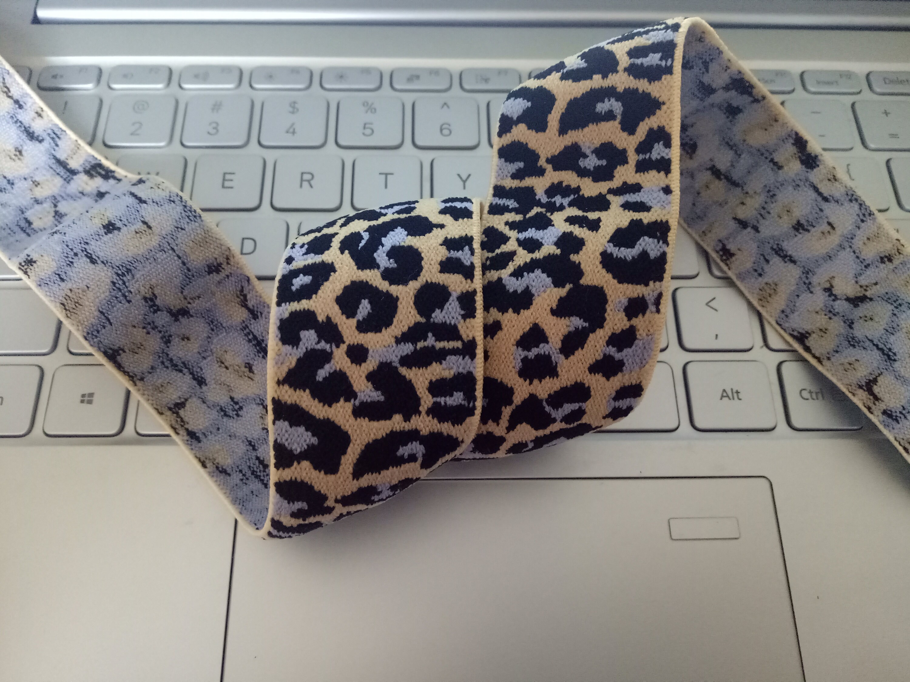 Banda Elástica Antideslizante 2.5cm X 4.57m - Negra Con Goma De Agarre Para Costura