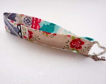 Kort sleutelkoord, 16 x 3 cm, handgemaakt, sleutelring, genaaid, polsbandje, patchworkpatroon, veelkleurig, bloemen
