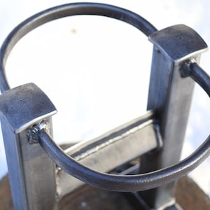 Peut inclure: Ensemble de trois tasses en c&eacute;ramique avec une finition mate et mouchet&eacute;e. Les tasses sont de couleur cr&egrave;me, gris clair et gris fonc&eacute;. Chaque tasse a un design simple et minimaliste.