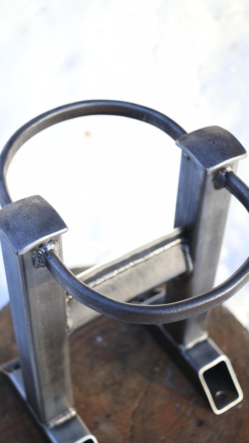 Peut inclure: Ensemble de trois tasses en c&eacute;ramique avec une finition mate et mouchet&eacute;e. Les tasses sont de couleur cr&egrave;me, gris clair et gris fonc&eacute;. Chaque tasse a un design simple et minimaliste.