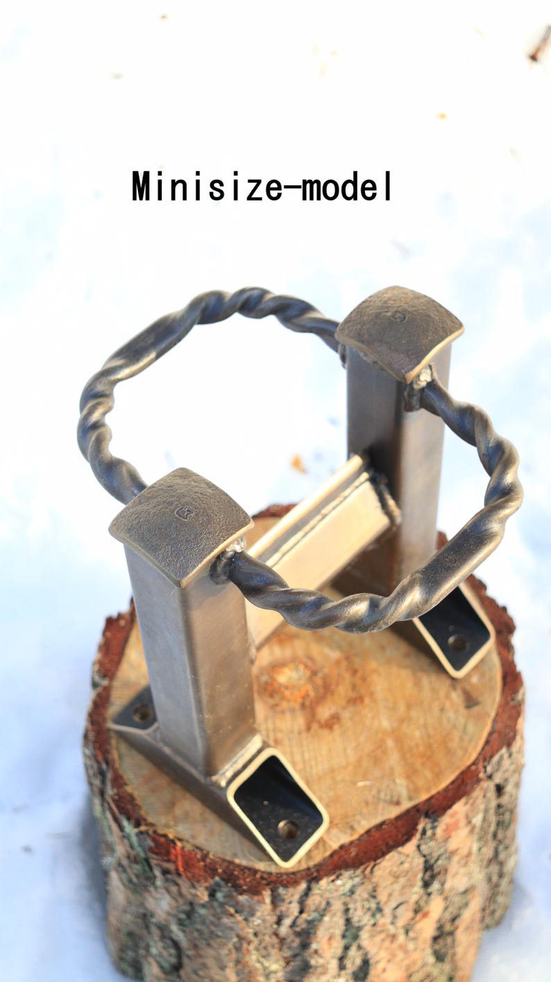 Peut inclure: Un support en m&eacute;tal artisanal avec un anneau en m&eacute;tal torsad&eacute; et des poteaux carr&eacute;s. Le support est mont&eacute; sur une base en bois. Le texte "Minisize-model" est visible.