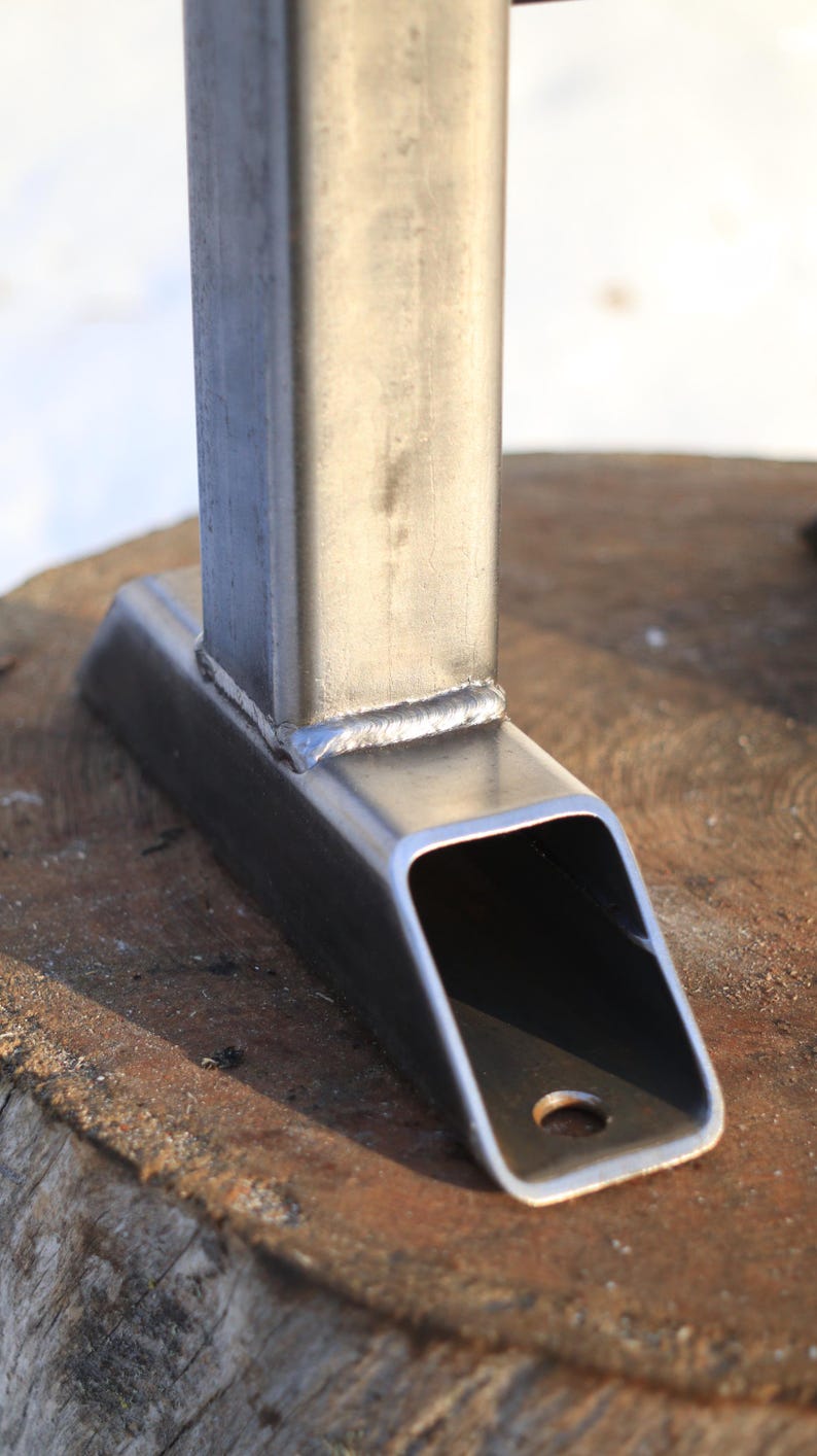 Peut inclure: Panneau en bois rustique avec l'inscription "Welcome to our home" en lettres blanches. Le panneau pr&eacute;sente une finition vieillie et un design simple et accueillant, id&eacute;al pour la d&eacute;coration d'entr&eacute;e.