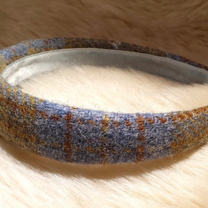 Op de afbeelding: Een geweven hoofdband met een blauw en bruin patroon.