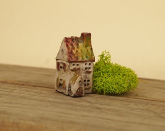 Petite maison. Miniature / Sculpture en céramique unique / Cadeau pour elle / Cadeau fait main