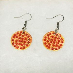 Pizza earrings (pepperoni pizza earrings , pizza jewelry, miniature food earrings)