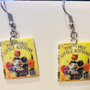 Los tres pequeños gatitos inspiraron los pendientes en miniatura (libro para niños, gusano de libro, regalo del maestro, lectura)