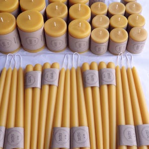 Medium Hand-Poured Beeswax Pillar, 100% Pure Australian Beeswax, 30 Hours Burn immagine 10