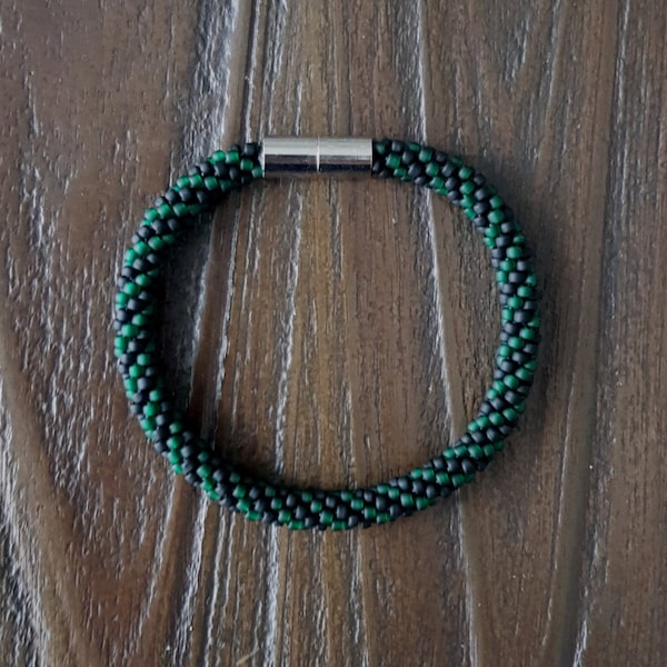 Stoere unisex armband met mat zwarte en donker groene rocailles, handige magnetische sluiting, handgemaakt